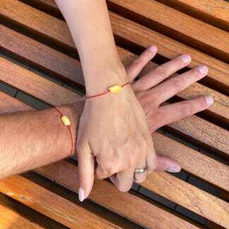 Set de brățări pentru cuplu din chihlimbar, purtate pe mâinile a doi parteneri