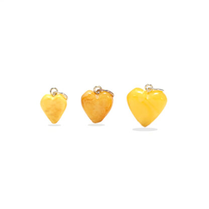 3pandantive in forma de inima de dimensiuni diferite realizate din chihlimbar natural alb si argint