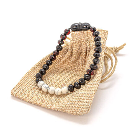 Brățară din howlit și chihlimbar pentru relaxare și echilibru – această brățară elegantă combină howlitul alb, cunoscut pentru efectele sale calmante asupra anxietății și furiei, cu chihlimbarul baltic natural, un puternic antiinflamator natural. Un accesoriu ideal pentru cei care doresc să își îmbunătățească somnul și să mențină un echilibru emoțional.