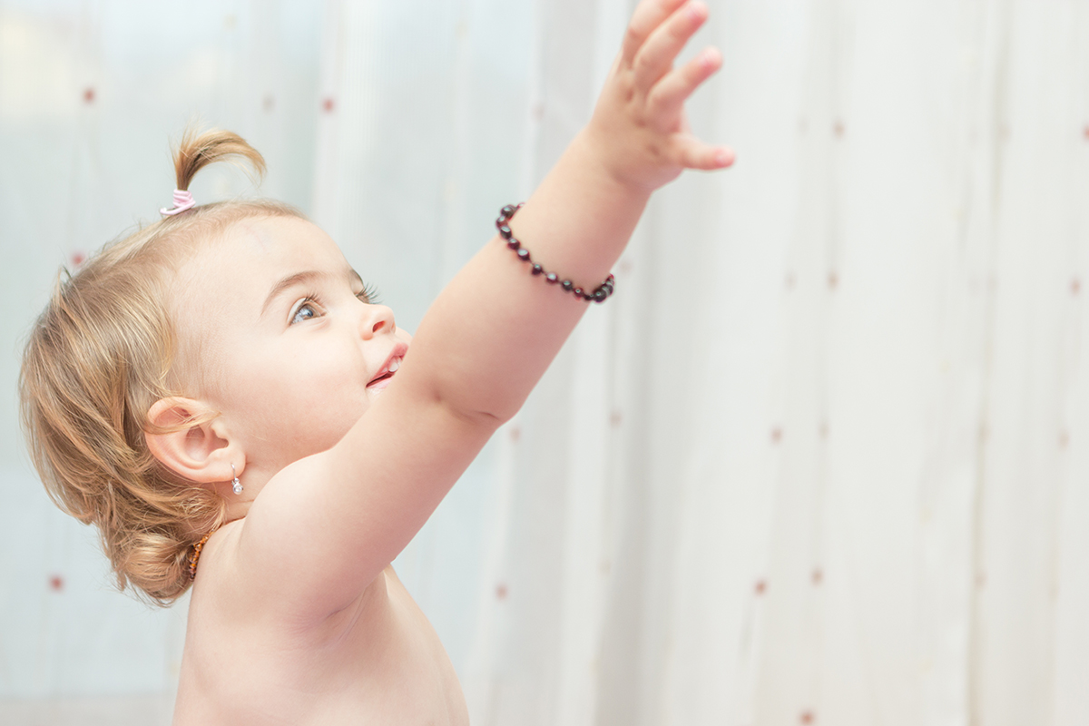 Banner fetita 2 ani landscape cu bratara de chihlimbar pentru dentitie